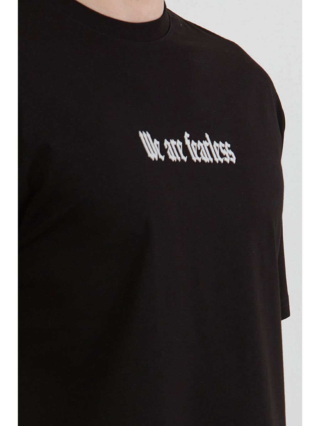 Siyah We Are Fearless Yazı Baskılı Bisiklet Yaka Tişört-4