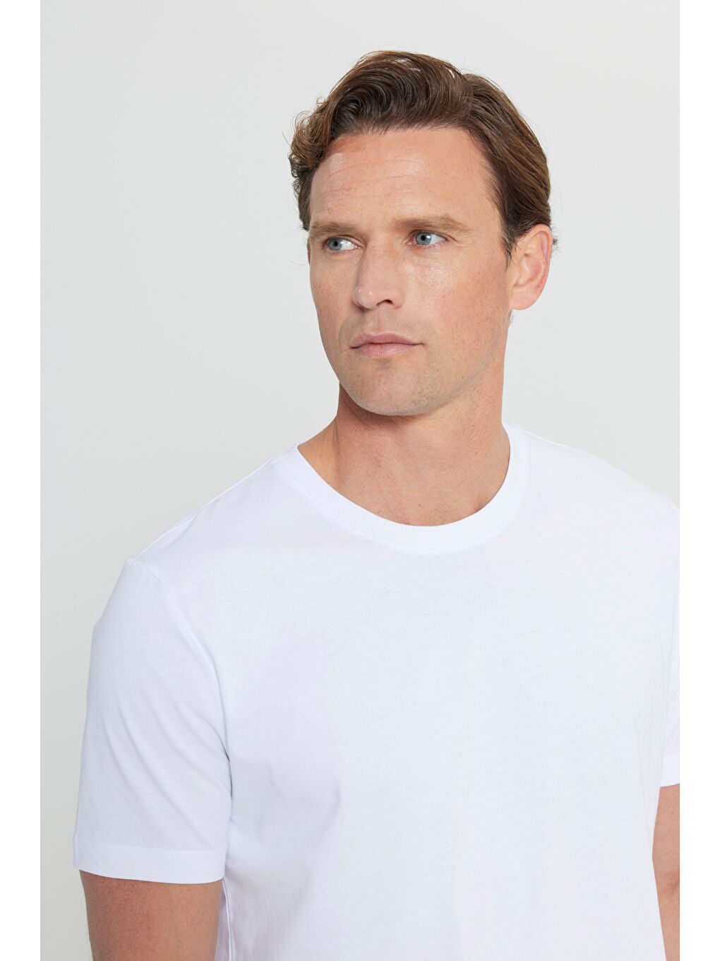 Erkek Beyaz Slim Fit Dar Kesim %100 Pamuk Bisiklet Yaka Kısa Kollu Tişört-6