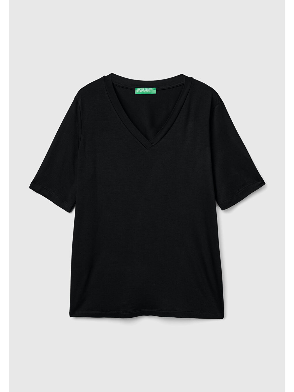 Kadın Siyah Eko-Viskoz Regular Fit V Yaka Tişört-1