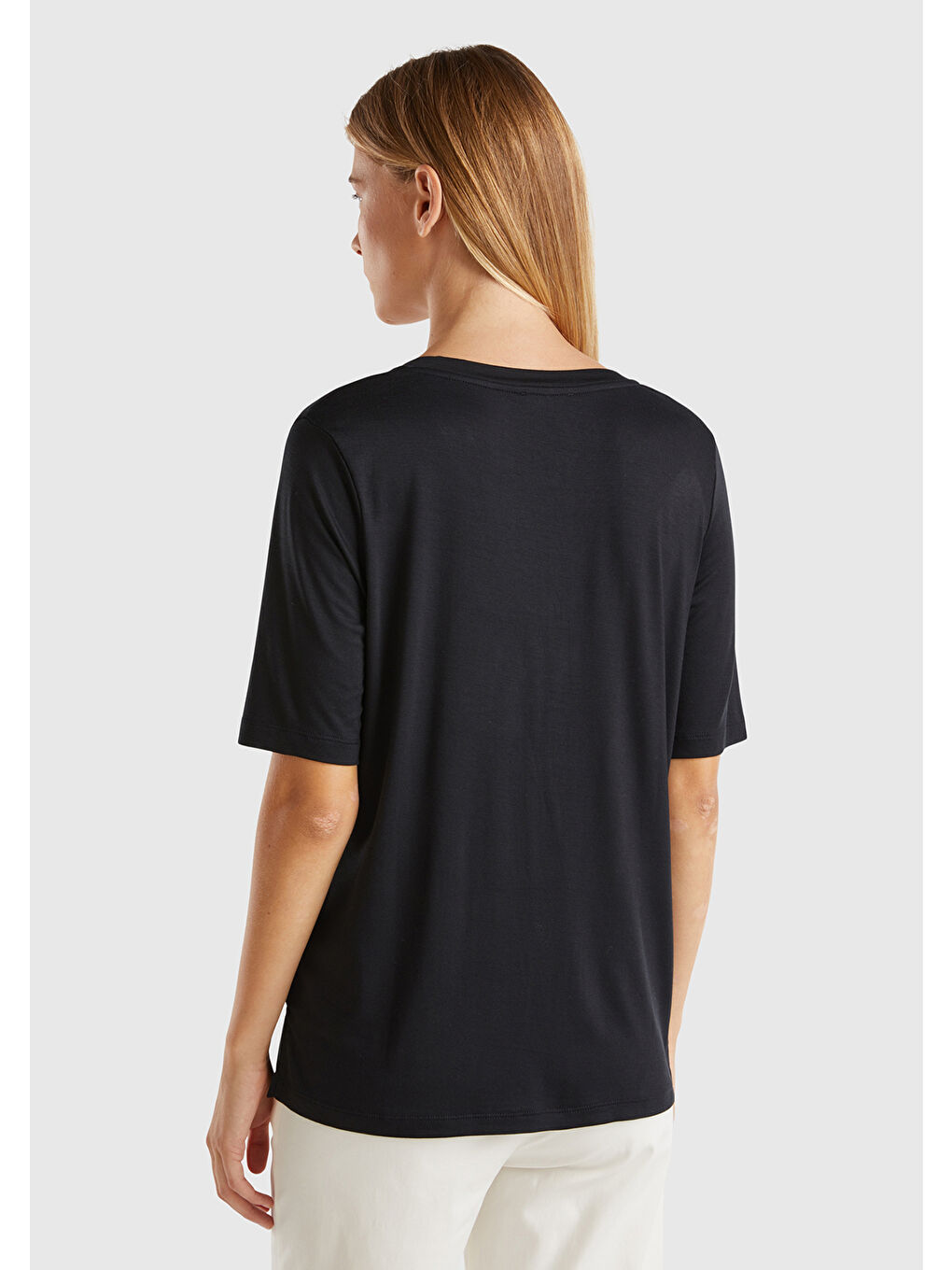 Kadın Siyah Eko-Viskoz Regular Fit V Yaka Tişört-2