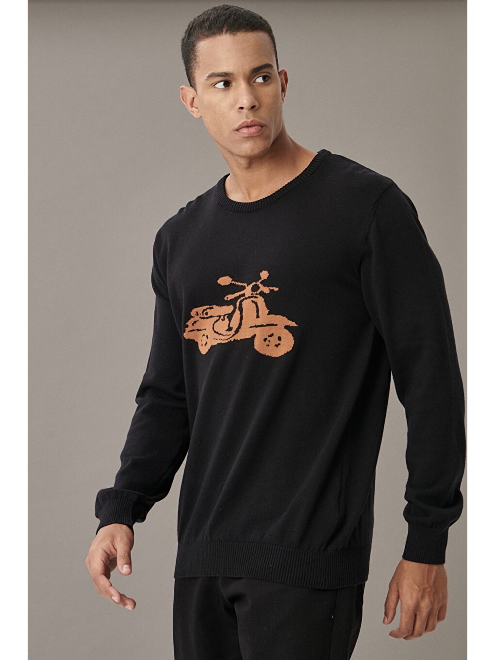 Erkek Siyah-Karamel Standart Fit Bisiklet Yaka Desenli %100 Pamuk Triko Kazak-1