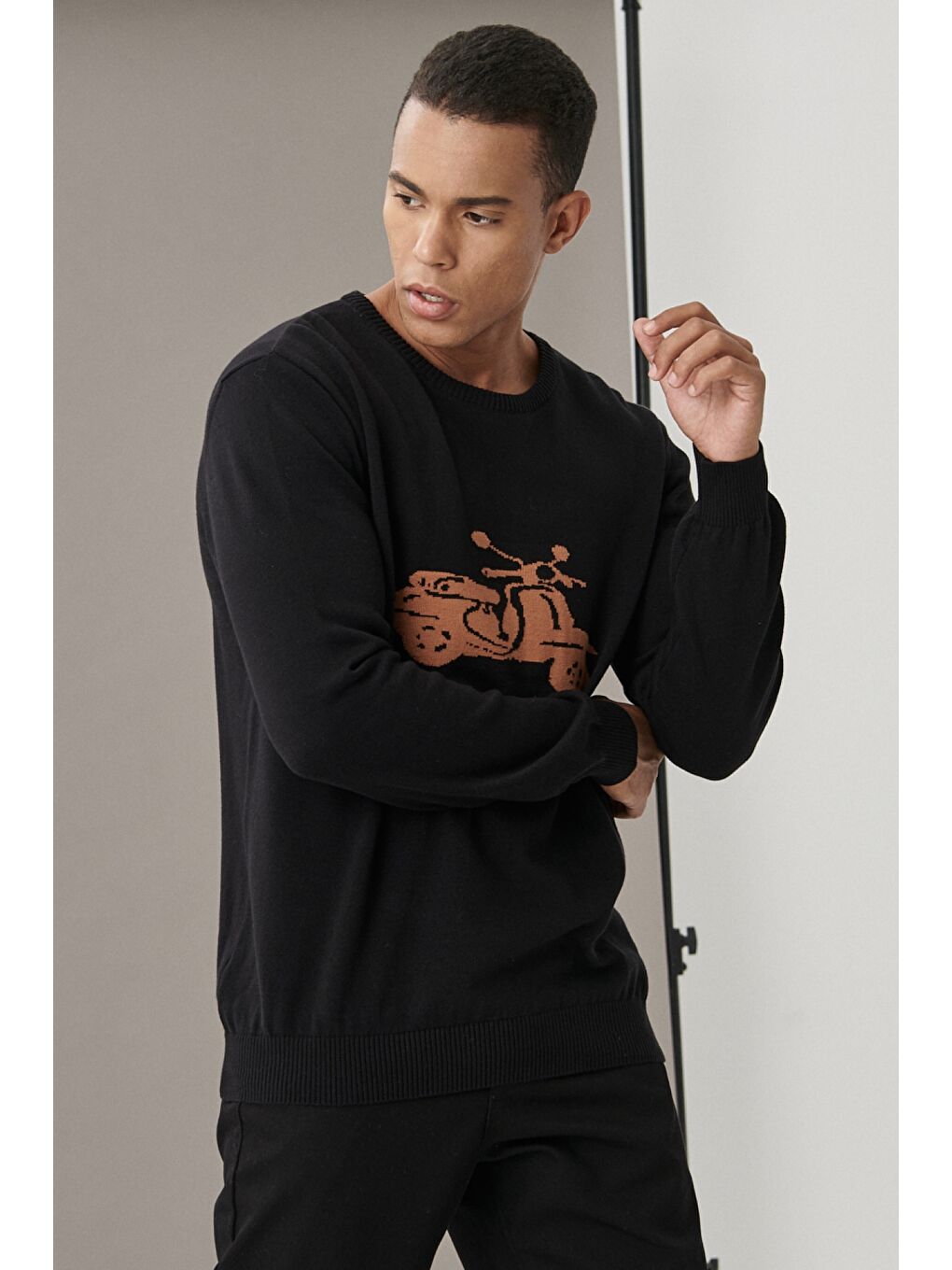 Erkek Siyah-Karamel Standart Fit Bisiklet Yaka Desenli %100 Pamuk Triko Kazak-2