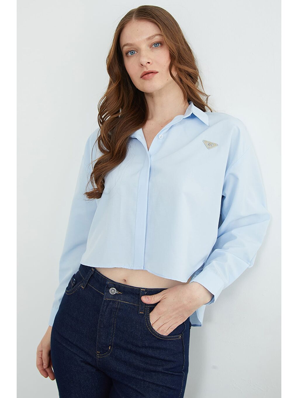 Mavi Kelebek Aksesuarlı Crop Gömlek
