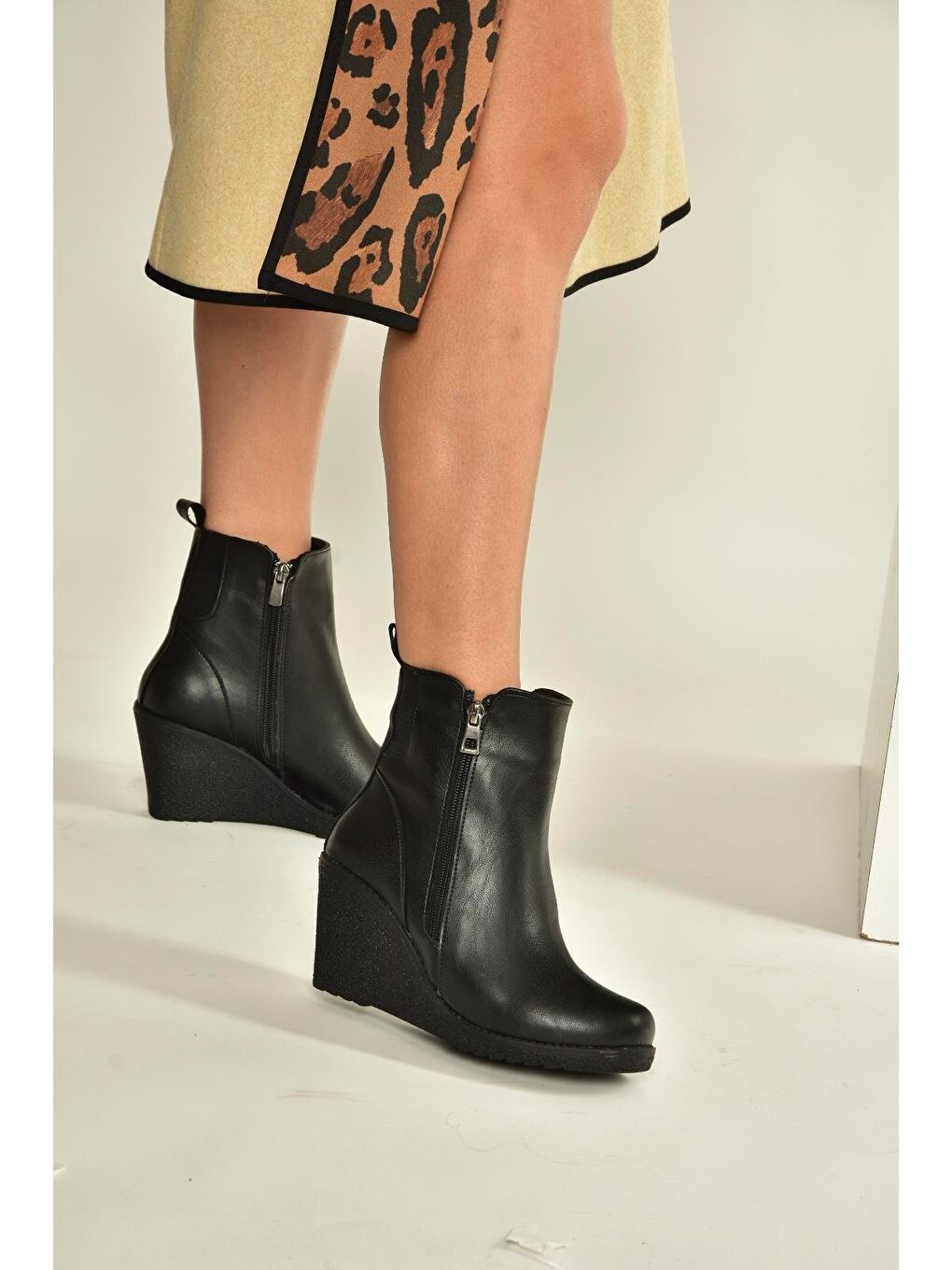Siyah Kadın Bot V361196809-2