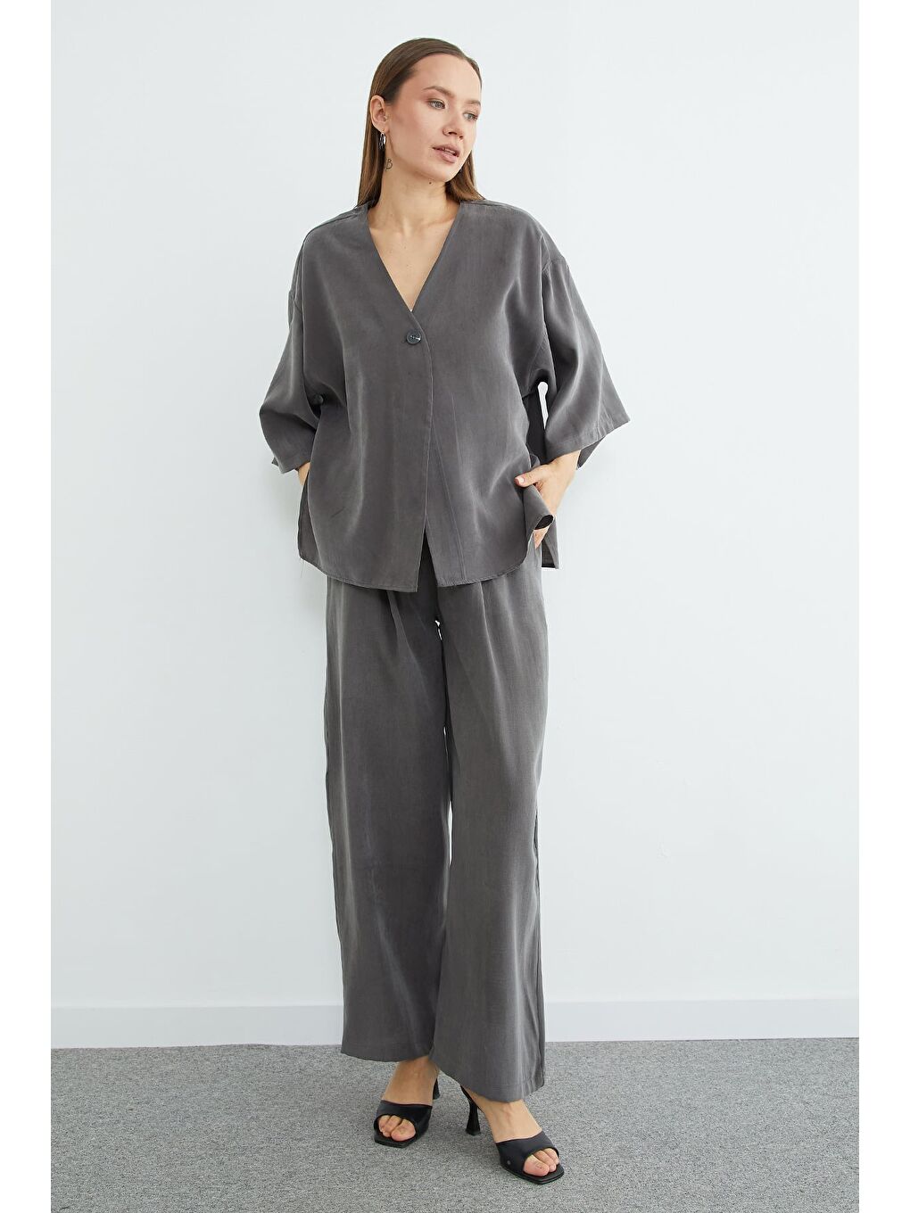 Gri Tek Düğmeli Lyocell Kumaş Oversize Ceket-3