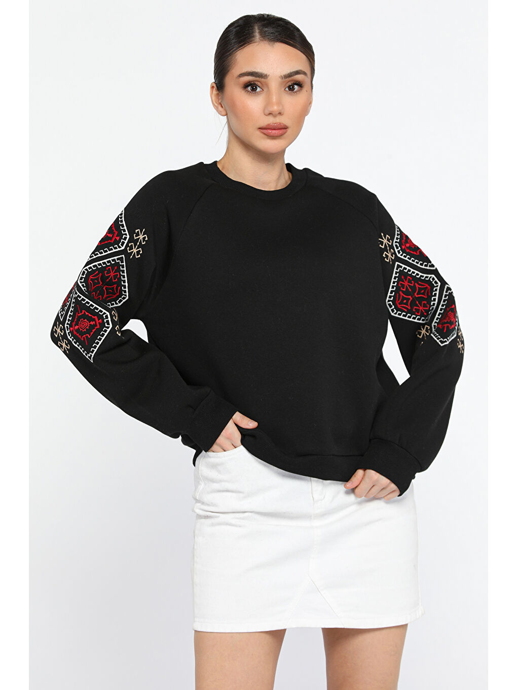 Siyah Nakışlı Şardonlu Kadın Bisiklet Yaka Sweatshirt