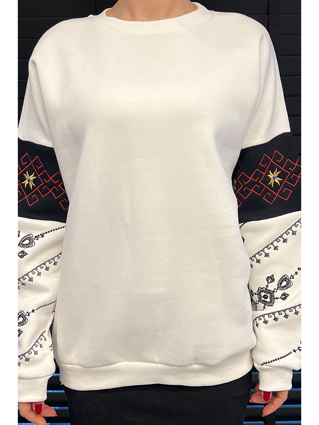 Beyaz Kol Nakışlı Kadın Şardonlu Bisiklet Yaka Sweatshirt-2