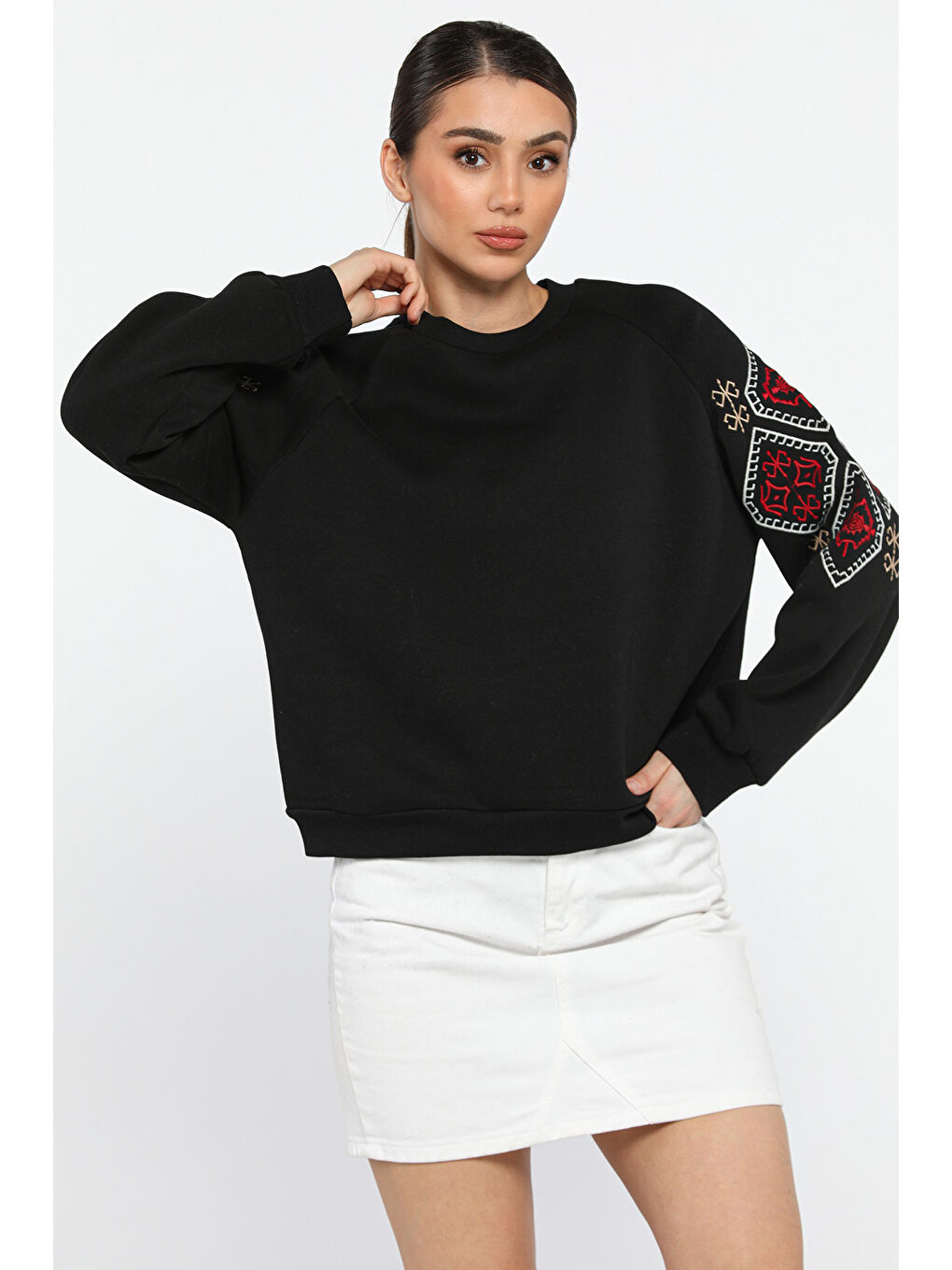 Siyah Nakışlı Şardonlu Kadın Bisiklet Yaka Sweatshirt-1