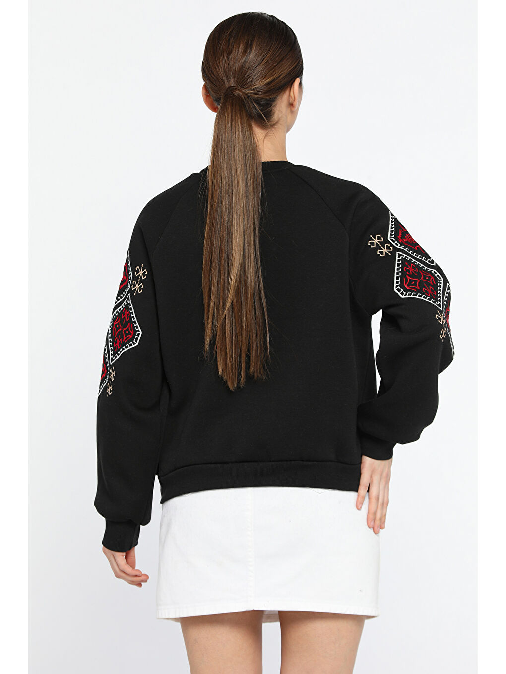 Siyah Nakışlı Şardonlu Kadın Bisiklet Yaka Sweatshirt-2