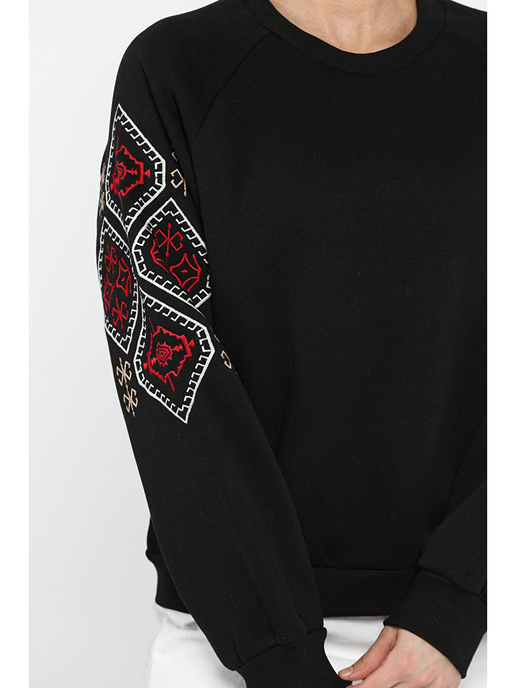 Siyah Nakışlı Şardonlu Kadın Bisiklet Yaka Sweatshirt-3