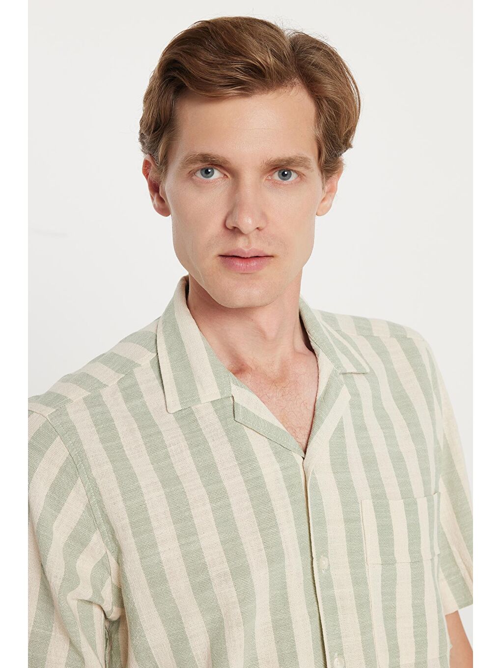 Karışık Erkek Regular Fit Klasik Kesim Kısa Kollu Apaş Yaka Çizgili Cepli %100 Pamuk Gömlek-1