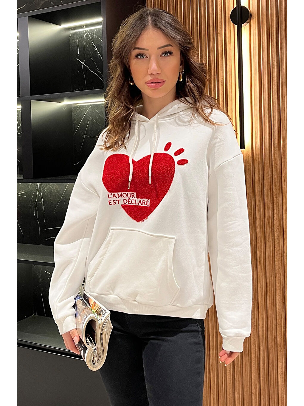 Beyaz Kadın Pelüş Kalp Nakışlı Şardonlu Sweatshirt-1