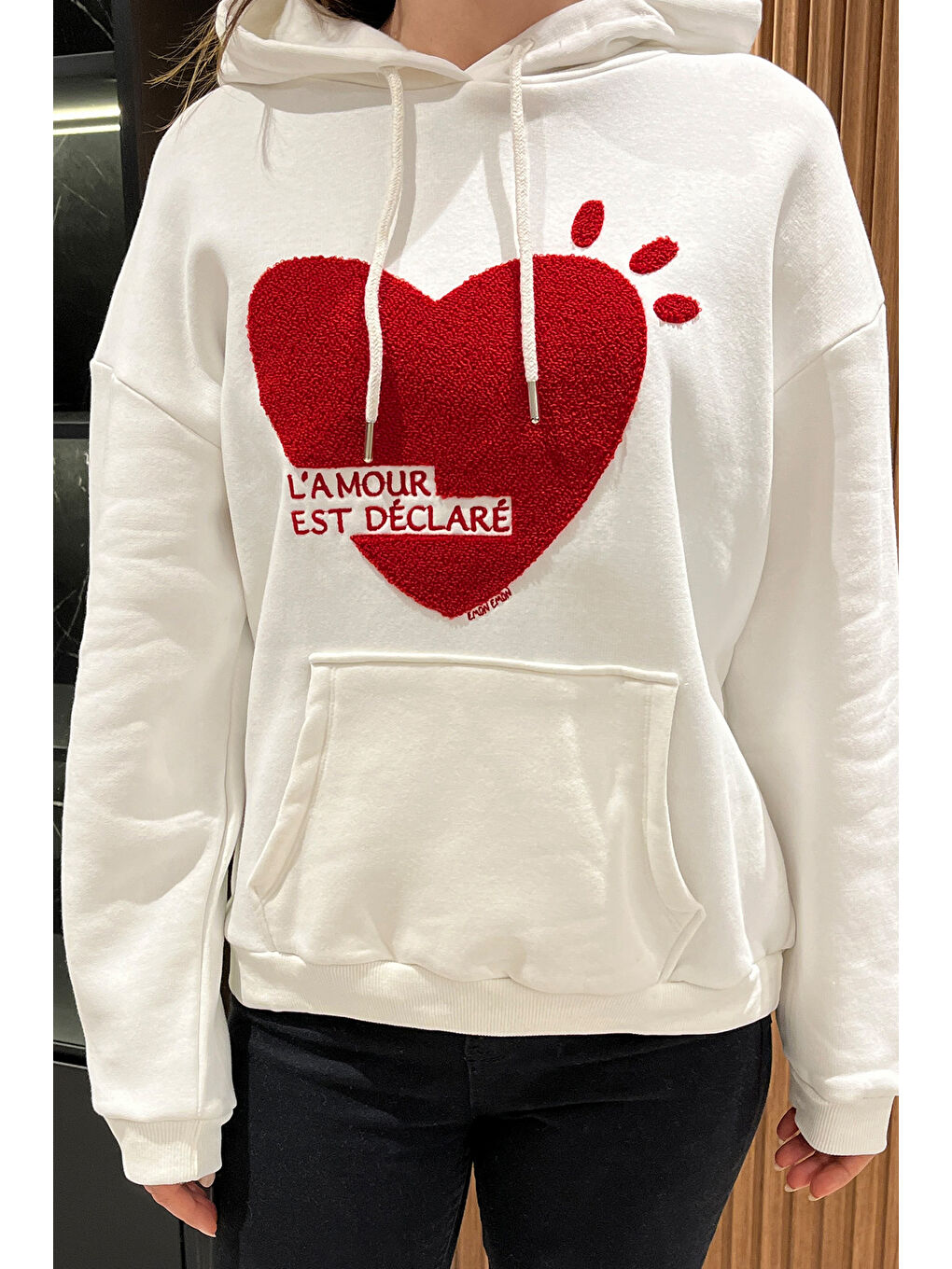 Beyaz Kadın Pelüş Kalp Nakışlı Şardonlu Sweatshirt-2