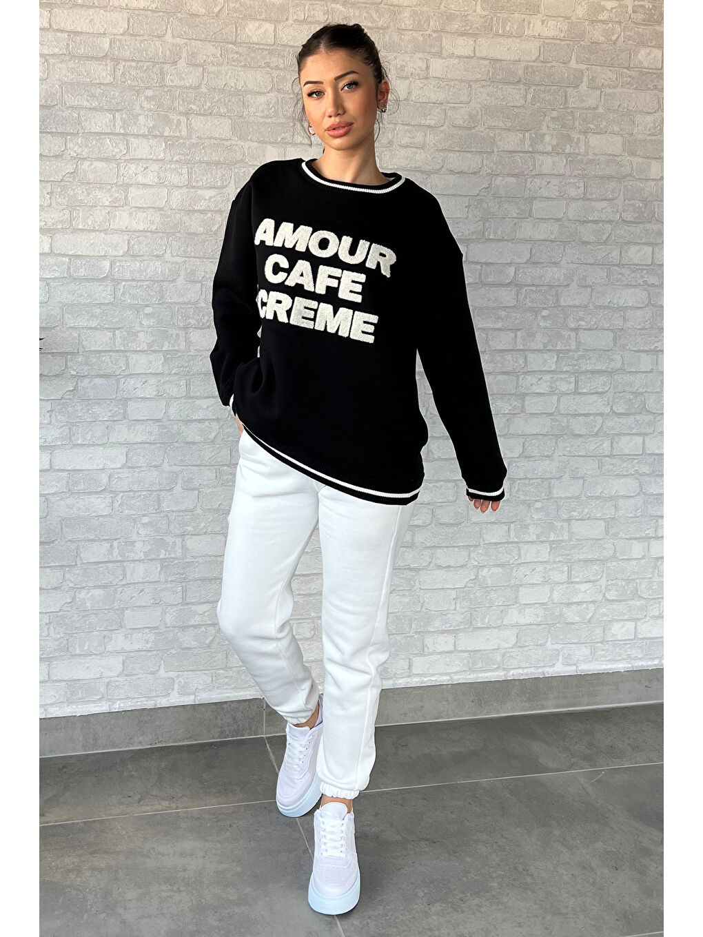 Siyah Kadın Bisiklet Yaka Yazı Nakışlı Şardonlu Eşofman Takımı