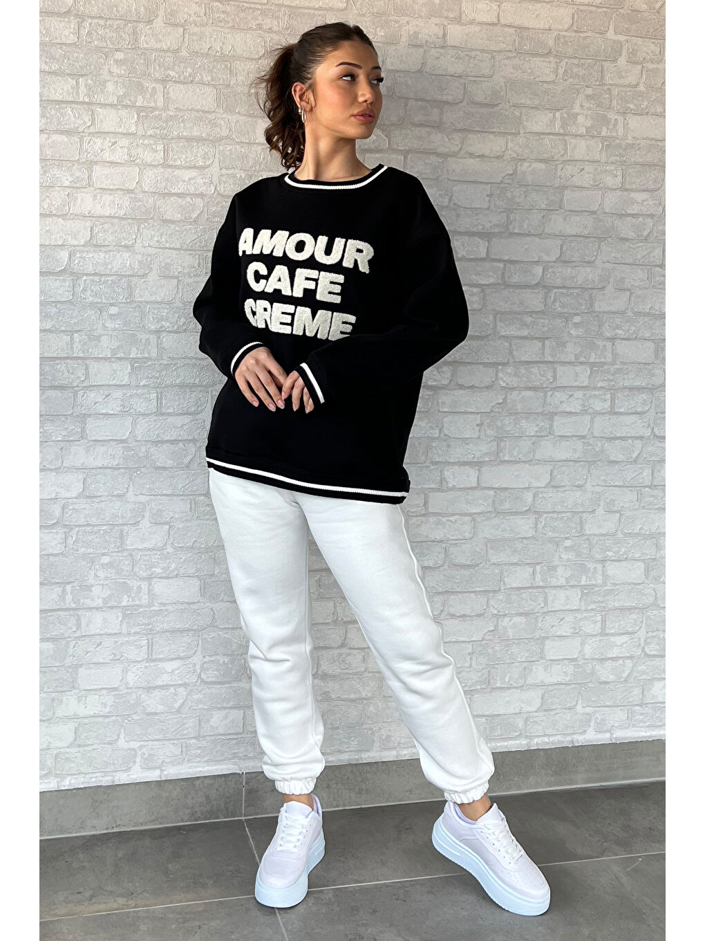 Siyah Kadın Bisiklet Yaka Yazı Nakışlı Şardonlu Eşofman Takımı-1