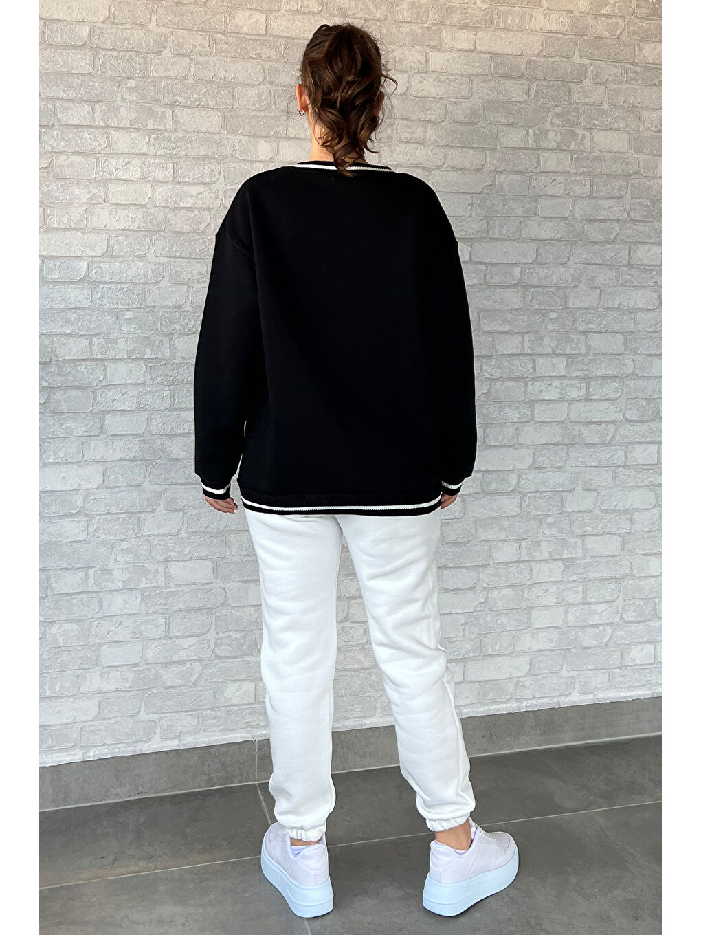 Siyah Kadın Bisiklet Yaka Yazı Nakışlı Şardonlu Eşofman Takımı-3