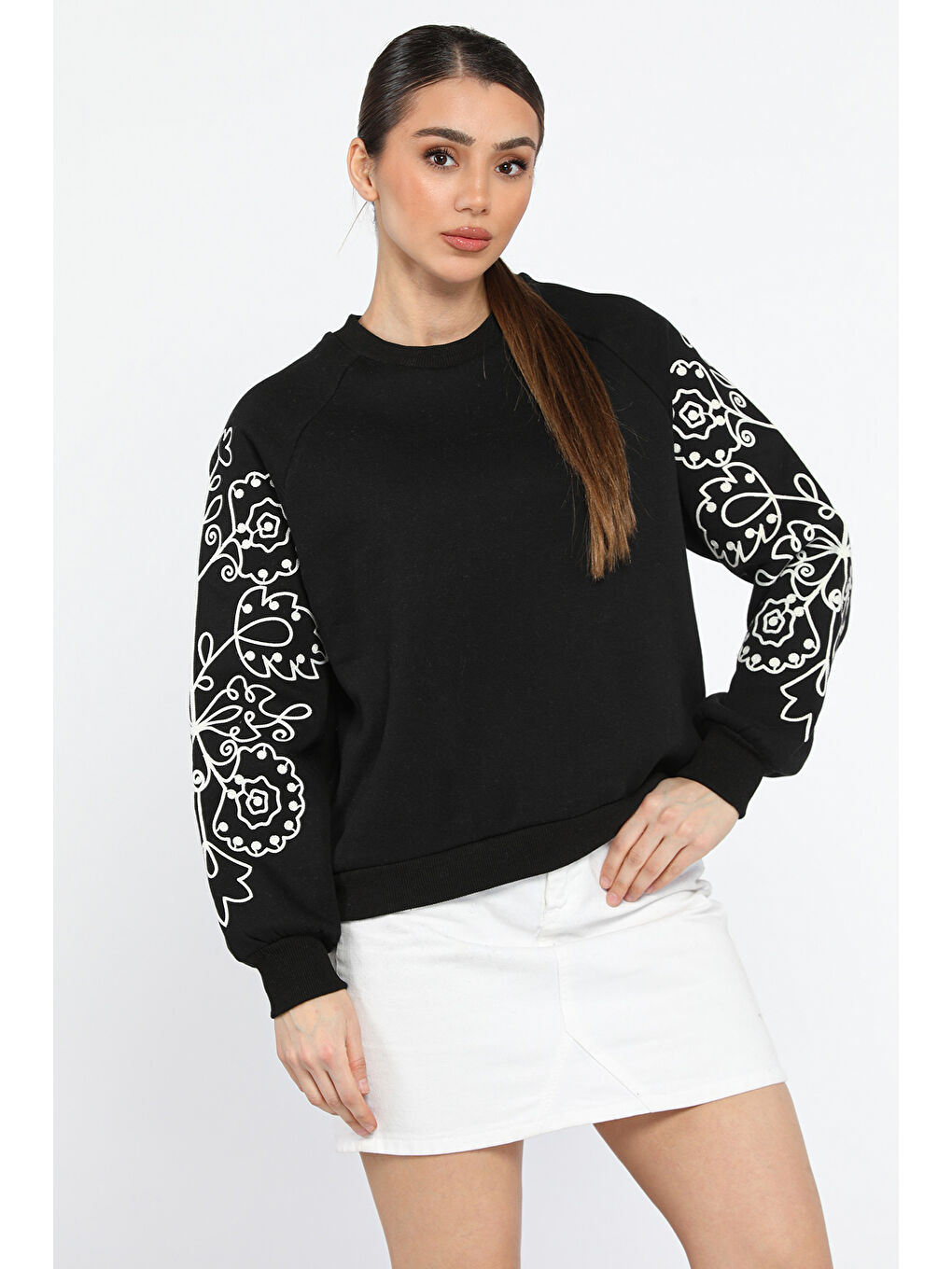 Siyah Kadın Bisiklet Yaka Kol Nakışlı Şardonlu Sweatshirt