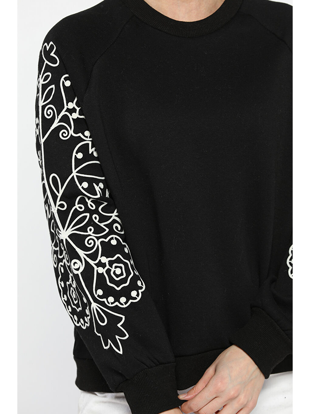 Siyah Kadın Bisiklet Yaka Kol Nakışlı Şardonlu Sweatshirt-3
