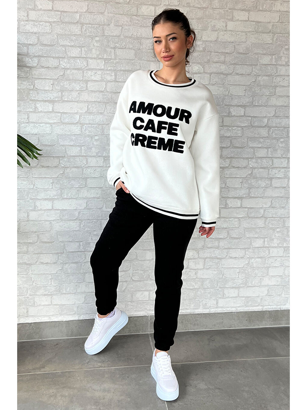Beyaz Kadın Bisiklet Yaka Yazı Nakışlı Şardonlu Eşofman Takımı-1