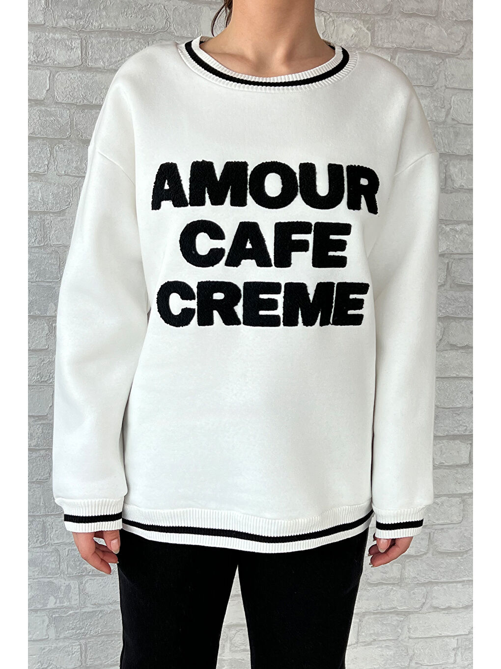 Beyaz Kadın Bisiklet Yaka Yazı Nakışlı Şardonlu Eşofman Takımı-2