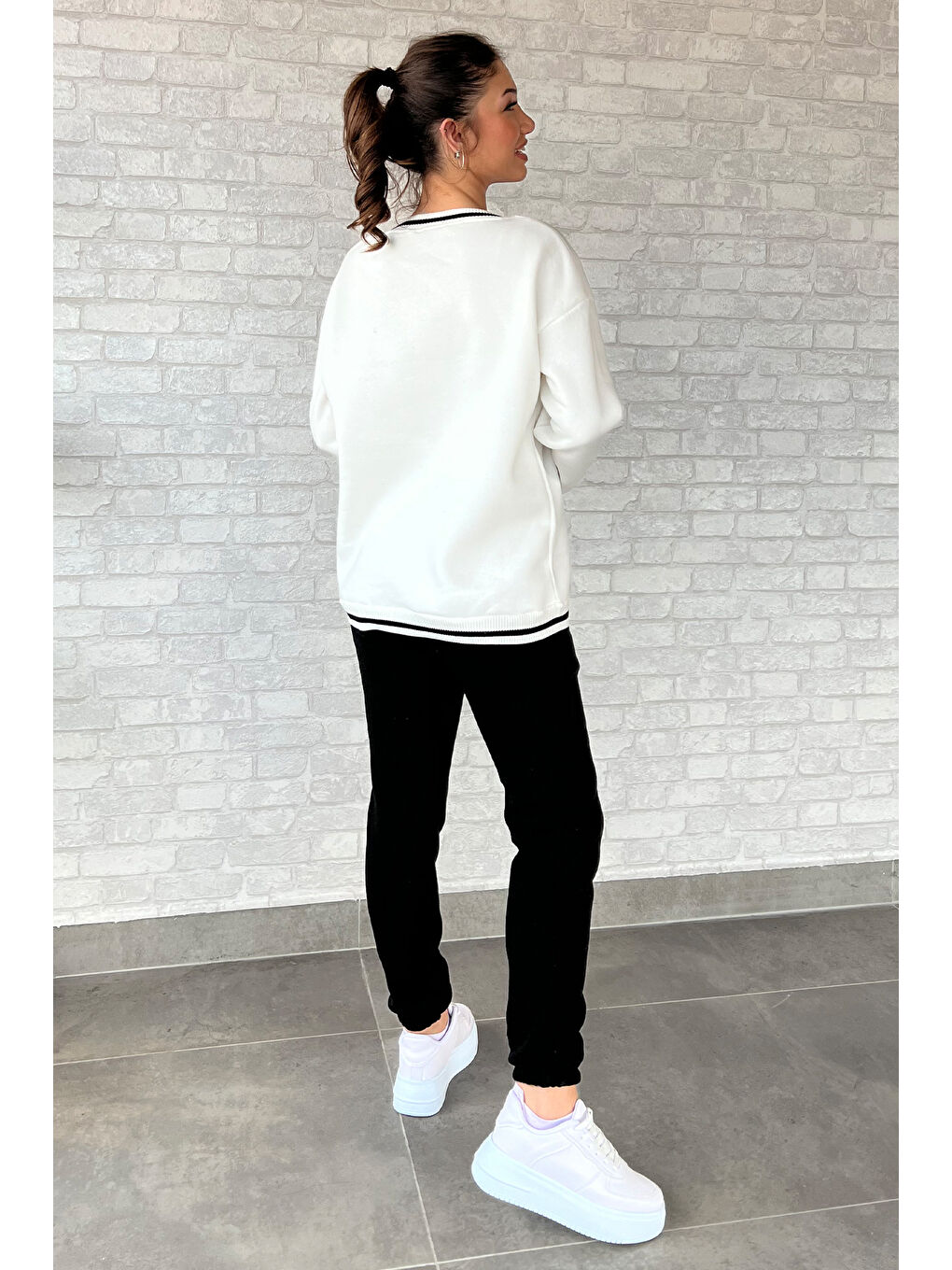 Beyaz Kadın Bisiklet Yaka Yazı Nakışlı Şardonlu Eşofman Takımı-3