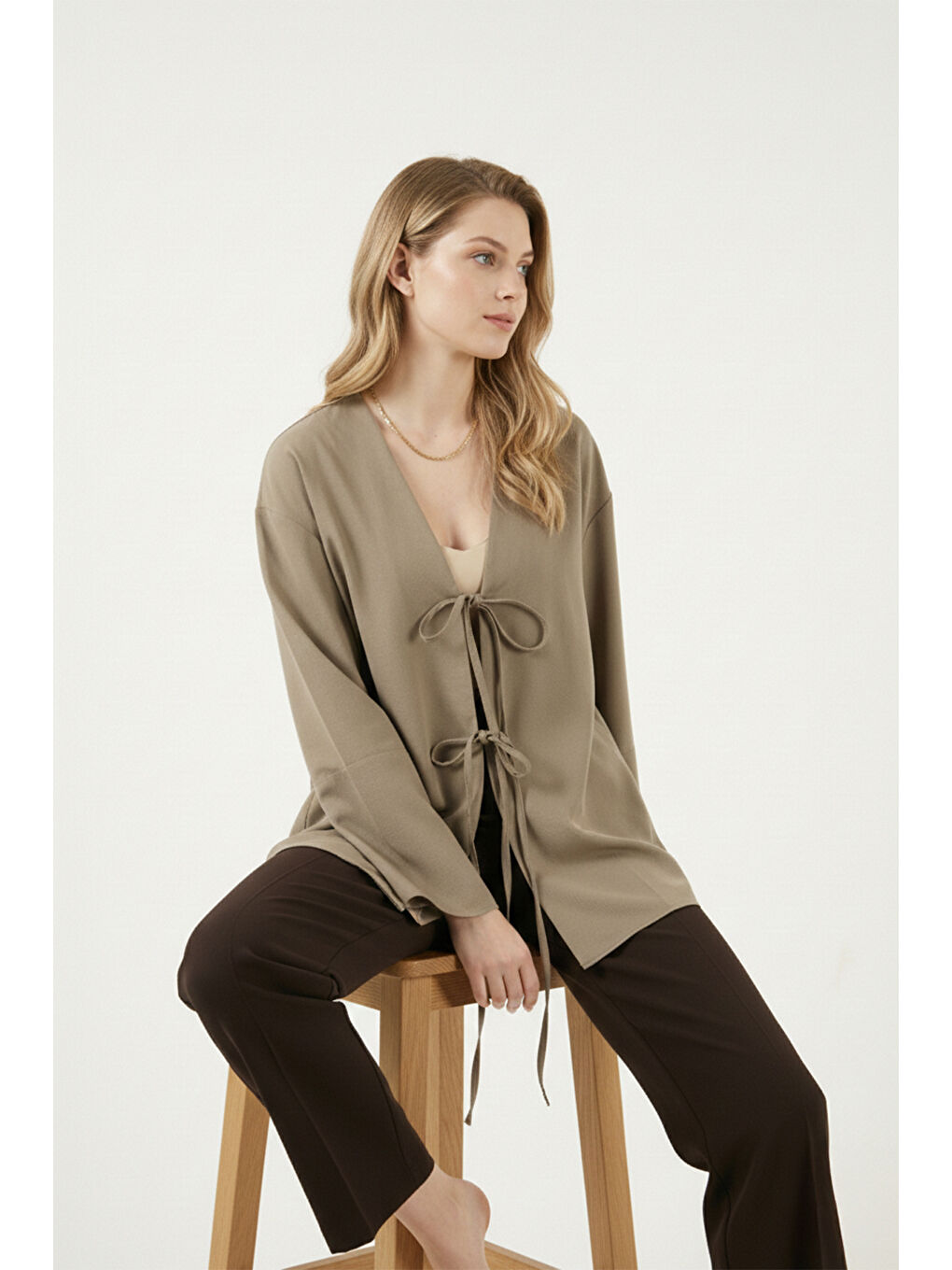 Haki Pamuklu Relaxed Fit Bağlamalı Yırtmaçlı Kol Detaylı Gömlek 6925425-1