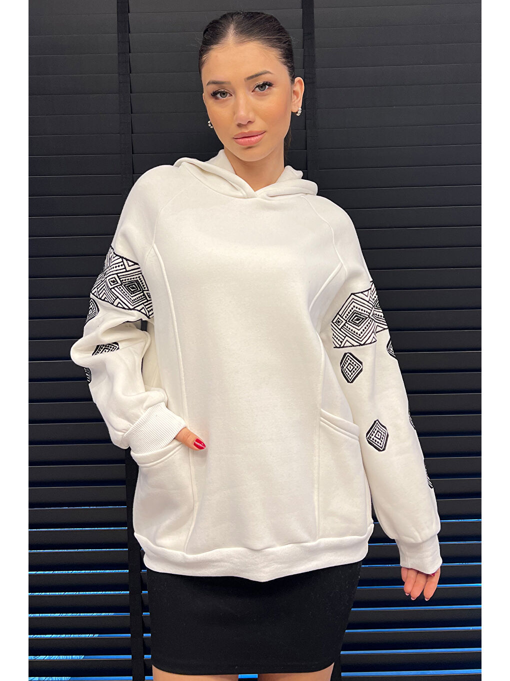 Beyaz Kadın Kapüşonlu Şardonlu Kol Nakışlı Sweatshirt