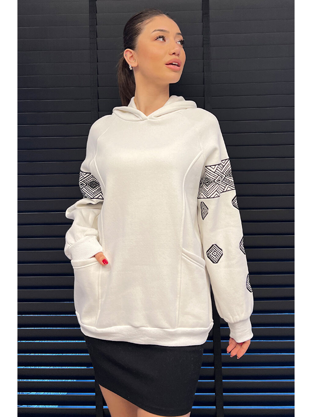 Beyaz Kadın Kapüşonlu Şardonlu Kol Nakışlı Sweatshirt-1