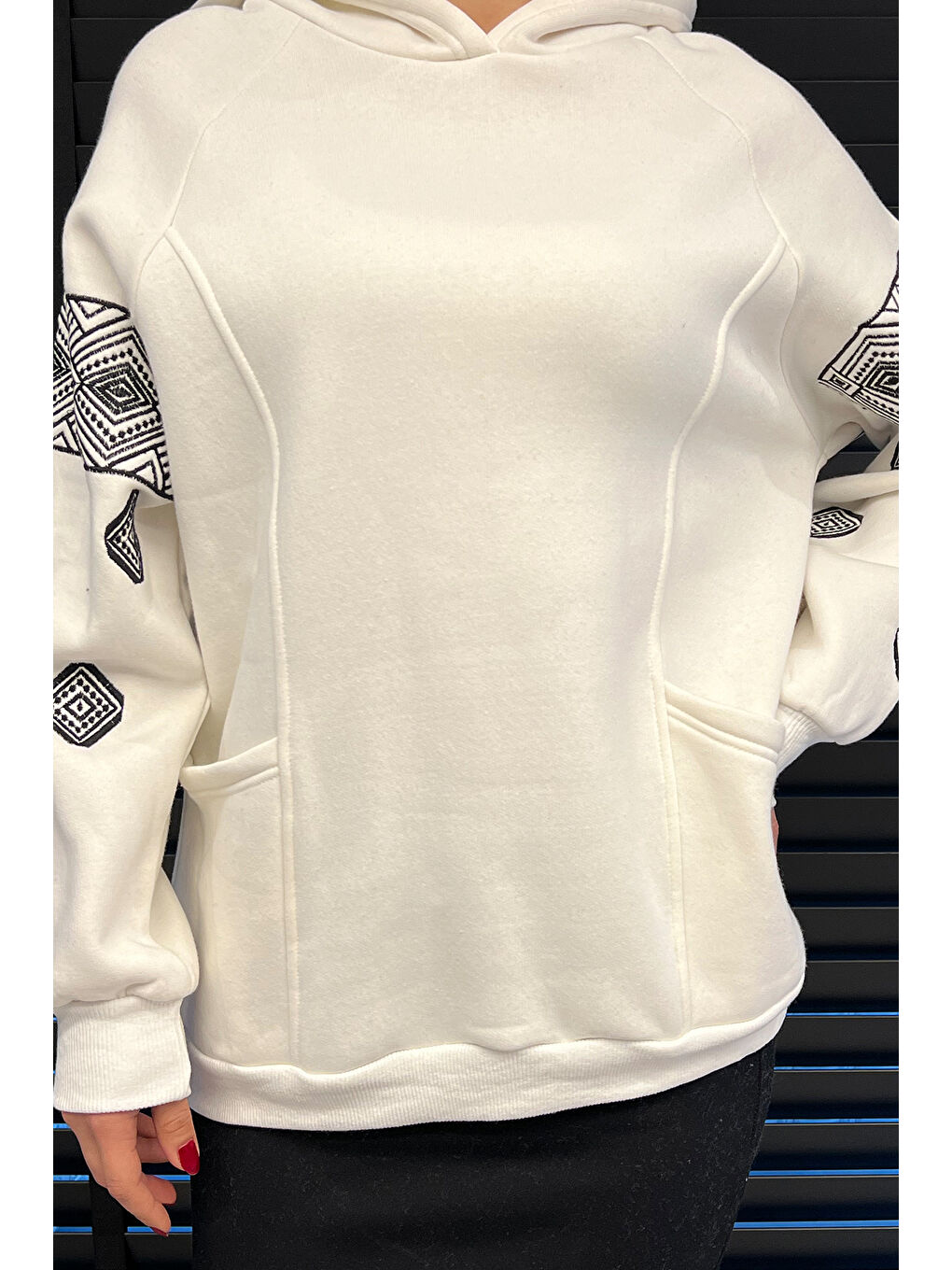 Beyaz Kadın Kapüşonlu Şardonlu Kol Nakışlı Sweatshirt-2