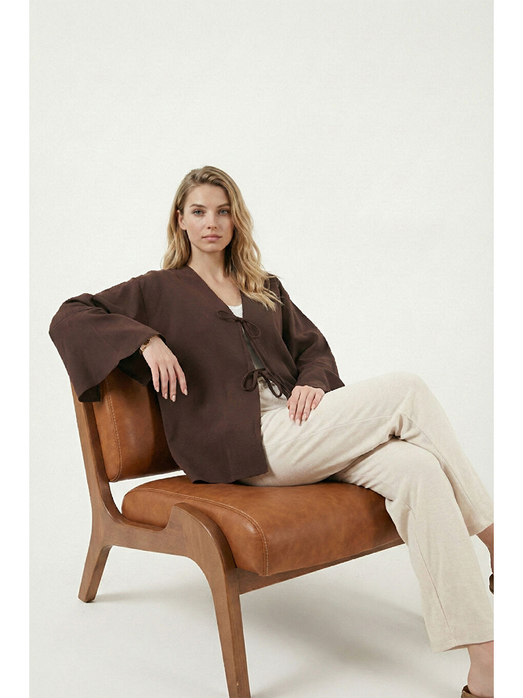 Kahverengi Pamuklu Relaxed Fit Bağlamalı Yırtmaçlı Kol Detaylı Gömlek 6925425-1