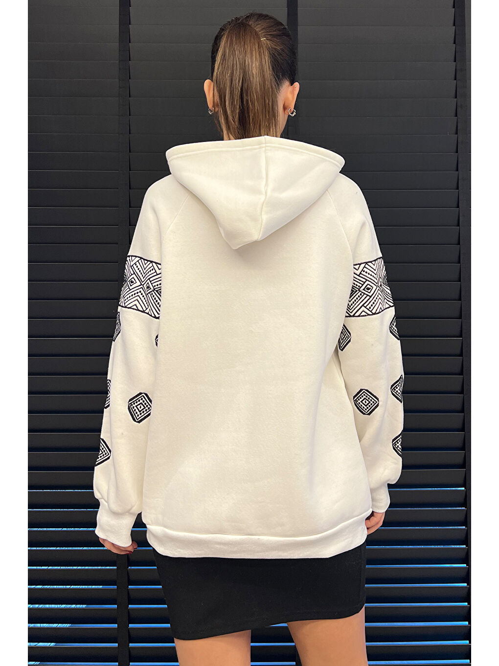 Beyaz Kadın Kapüşonlu Şardonlu Kol Nakışlı Sweatshirt-3