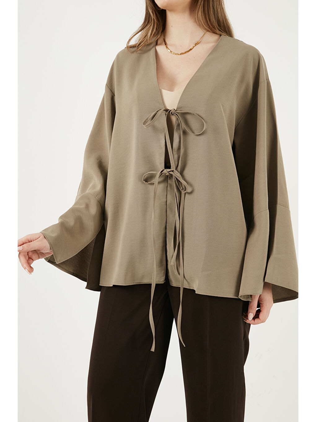 Haki Pamuklu Relaxed Fit Bağlamalı Yırtmaçlı Kol Detaylı Gömlek 6925425-4