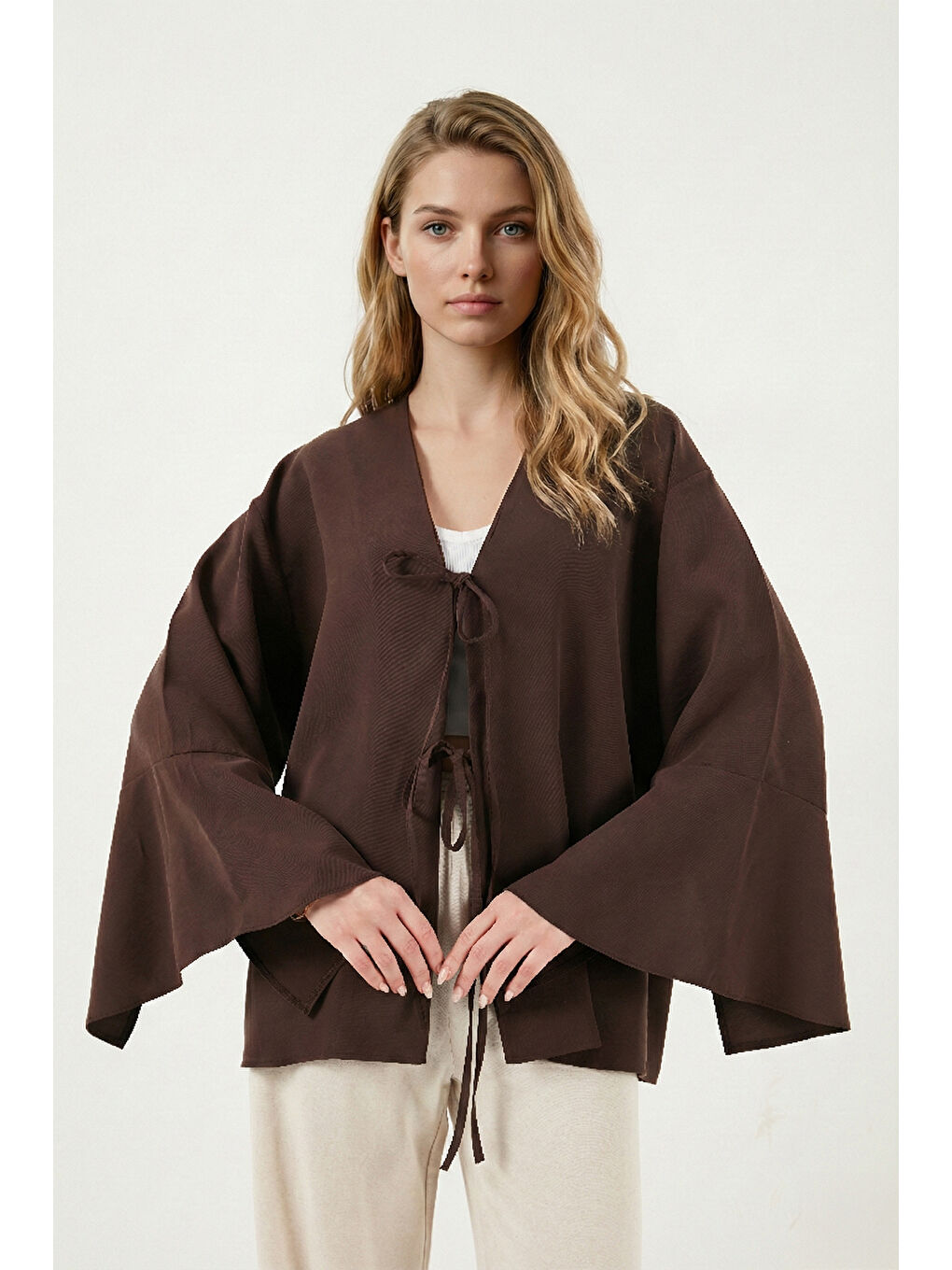 Kahverengi Pamuklu Relaxed Fit Bağlamalı Yırtmaçlı Kol Detaylı Gömlek 6925425-2