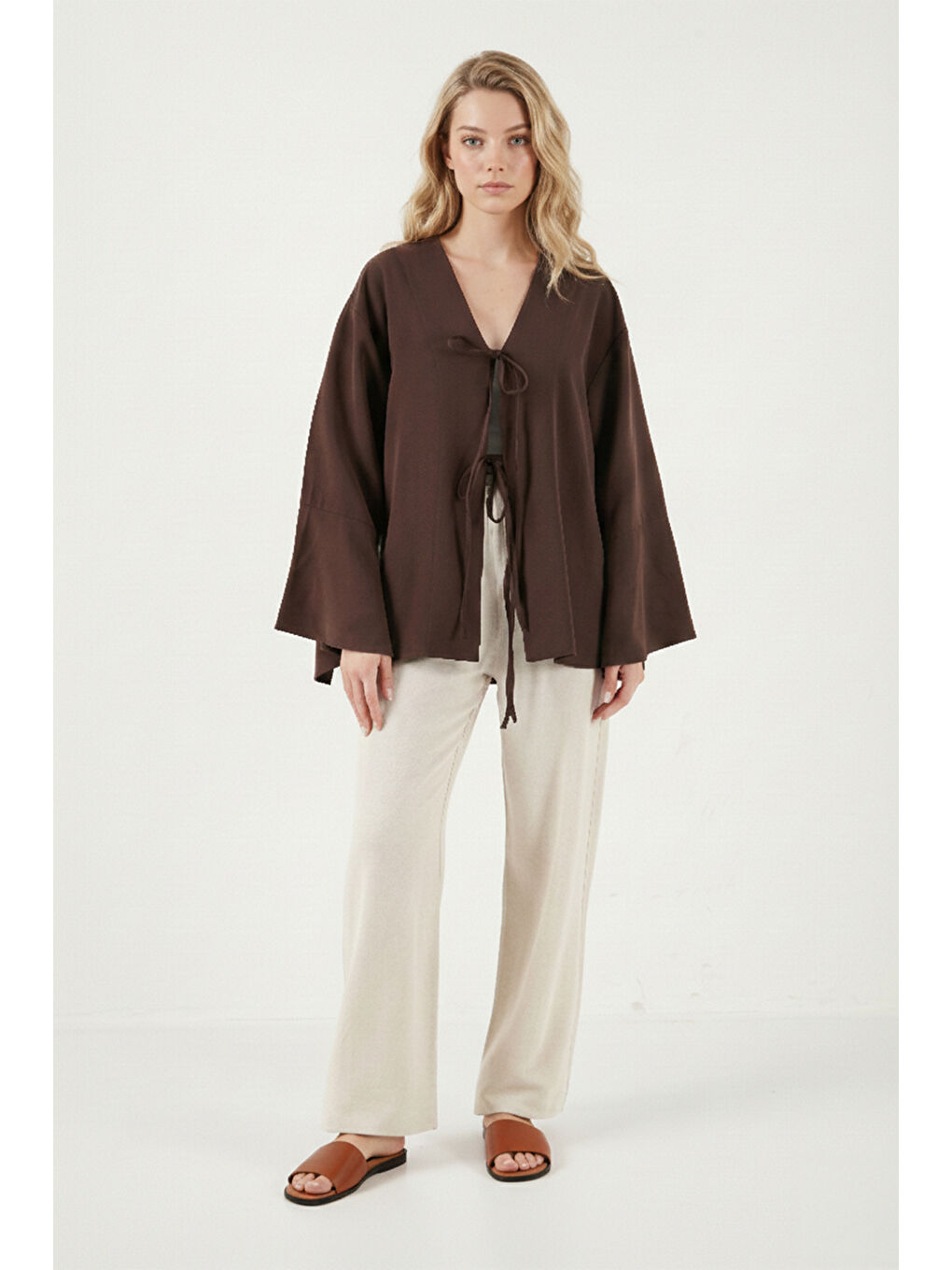 Kahverengi Pamuklu Relaxed Fit Bağlamalı Yırtmaçlı Kol Detaylı Gömlek 6925425-3