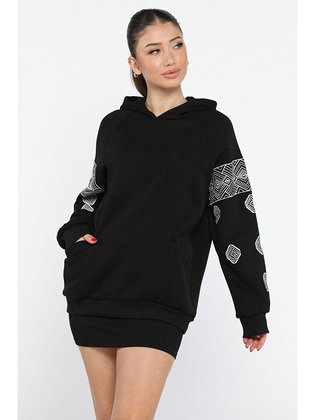 Siyah Kadın Kapüşonlu Şardonlu Kol Nakışlı Sweatshirt-1