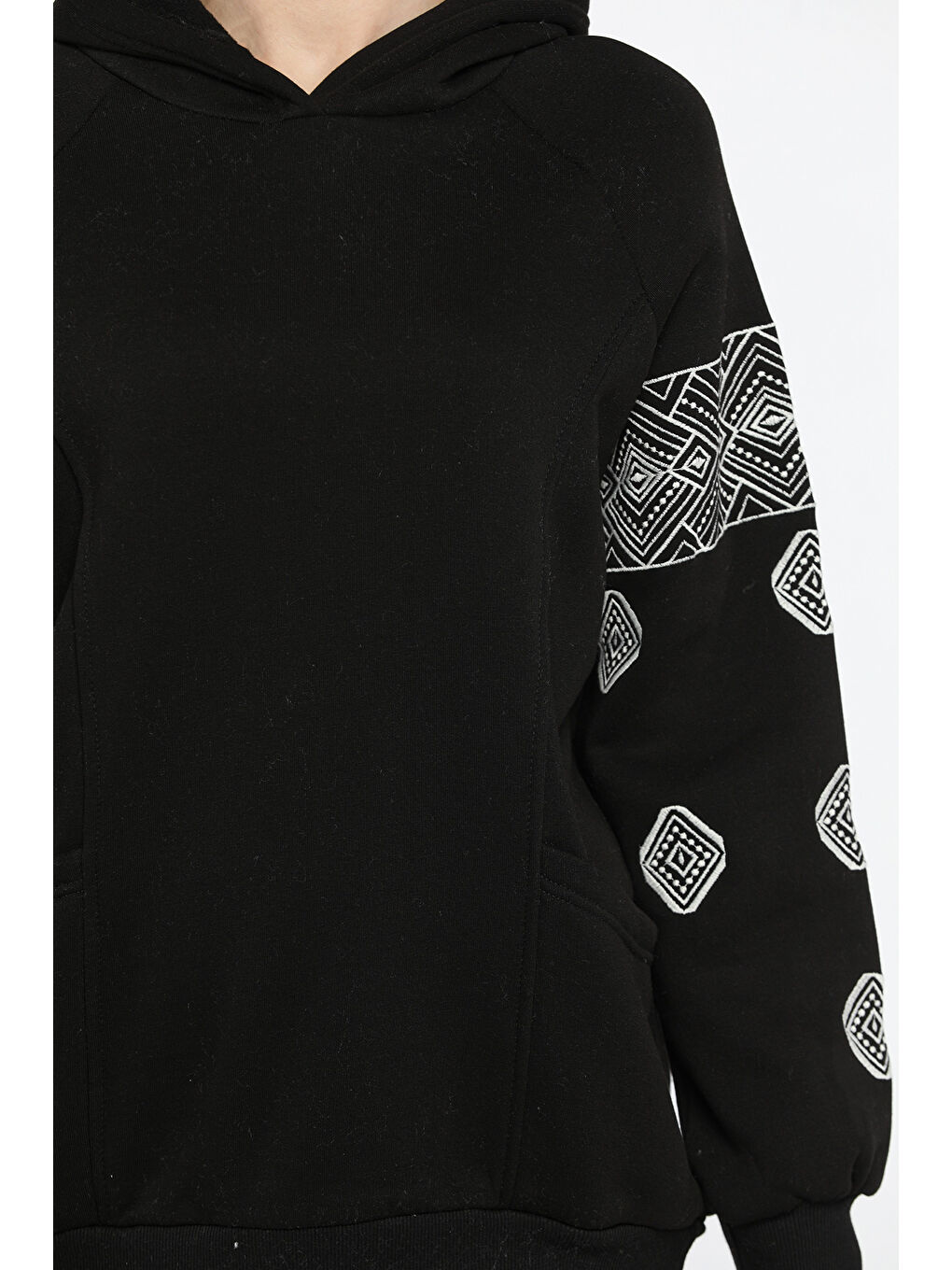 Siyah Kadın Kapüşonlu Şardonlu Kol Nakışlı Sweatshirt-3