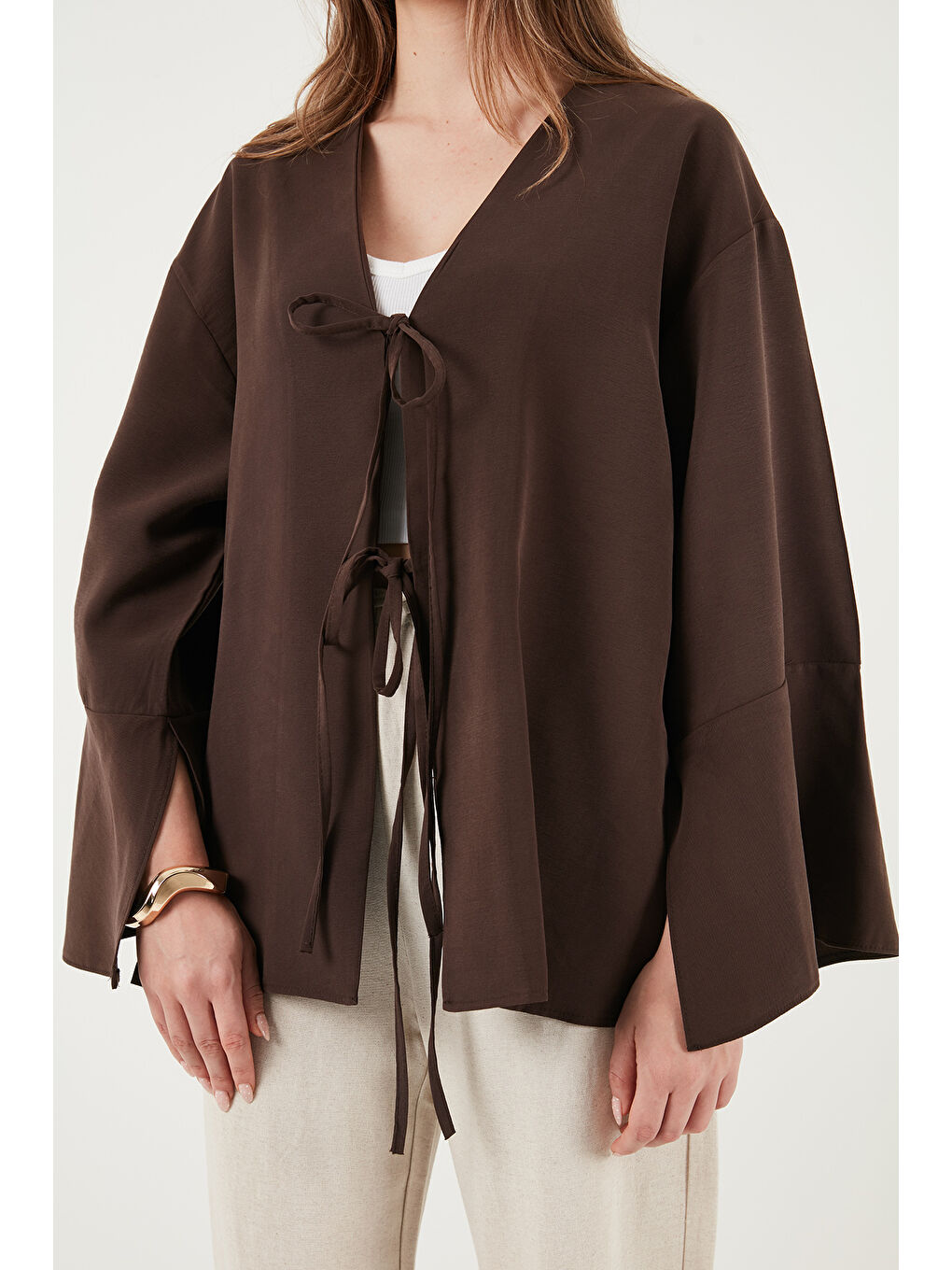 Kahverengi Pamuklu Relaxed Fit Bağlamalı Yırtmaçlı Kol Detaylı Gömlek 6925425-4