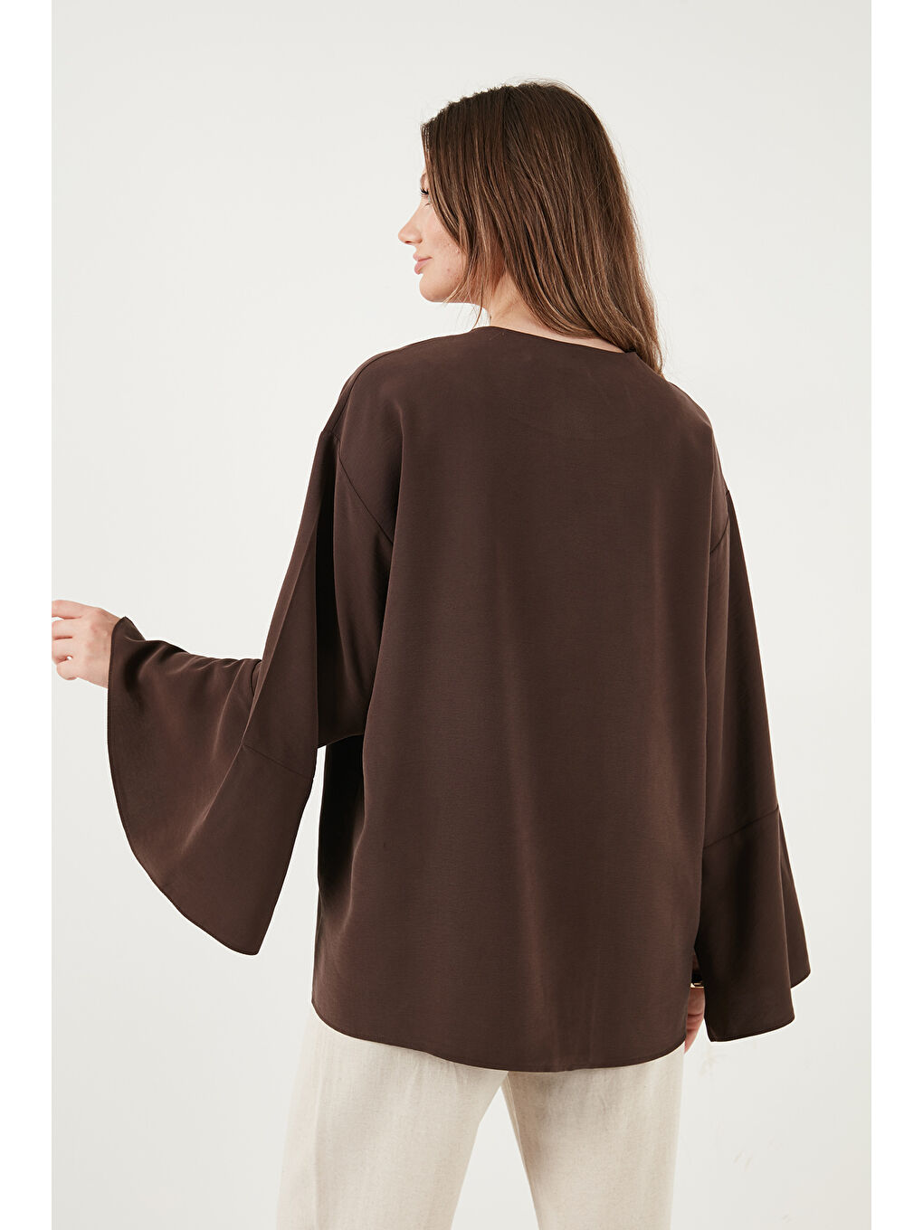 Kahverengi Pamuklu Relaxed Fit Bağlamalı Yırtmaçlı Kol Detaylı Gömlek 6925425-5