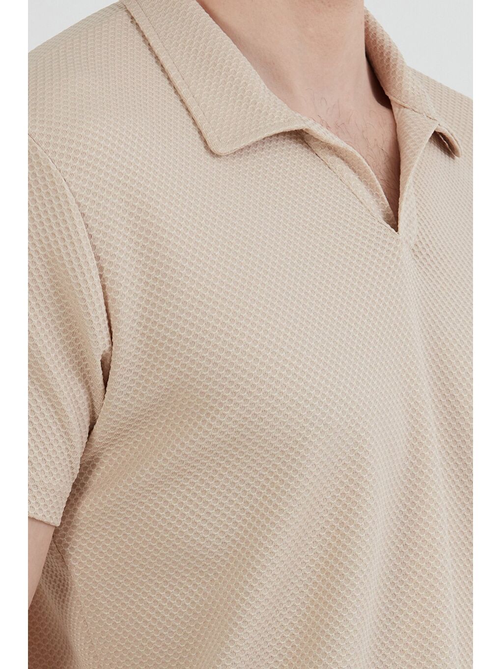 Bej Geometrik Desen Polo Yaka Tişört-4