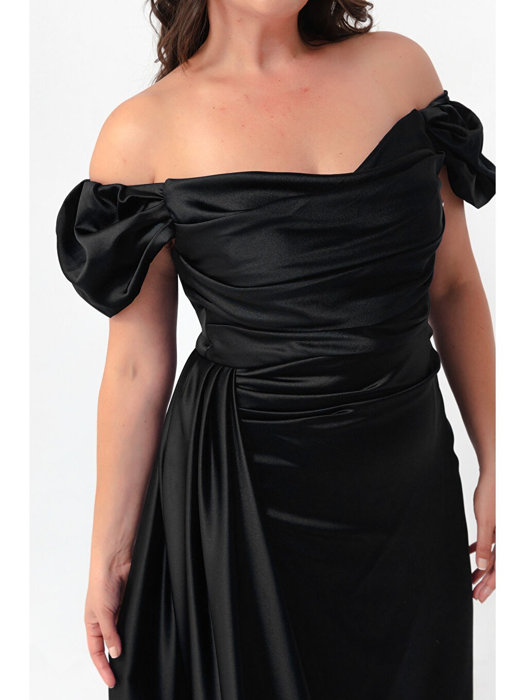 Kadın Siyah Kayık Yaka Kuyruklu Uzun Saten Abiye & Mezuniyet Elbisesi-3
