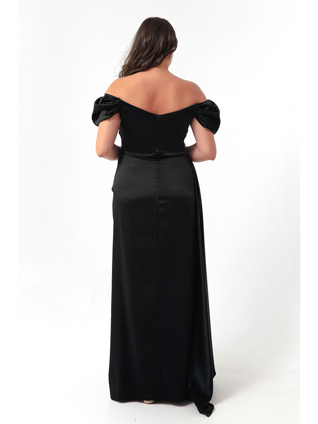 Kadın Siyah Kayık Yaka Kuyruklu Uzun Saten Abiye & Mezuniyet Elbisesi-4