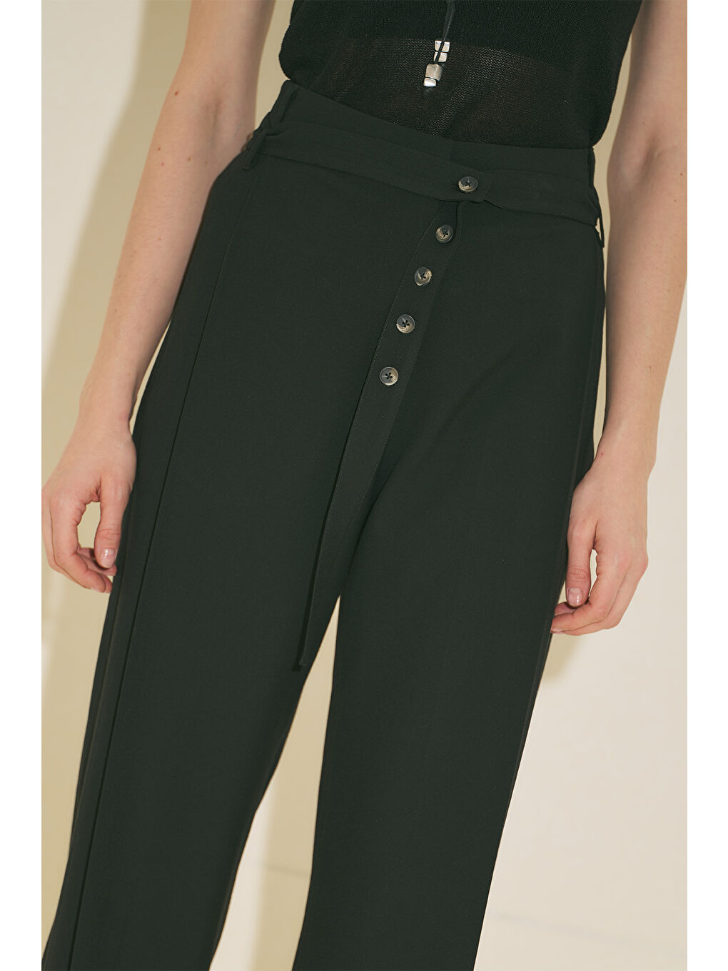 Geniş Pile Detaylı Kemerli Pantolon Siyah-1