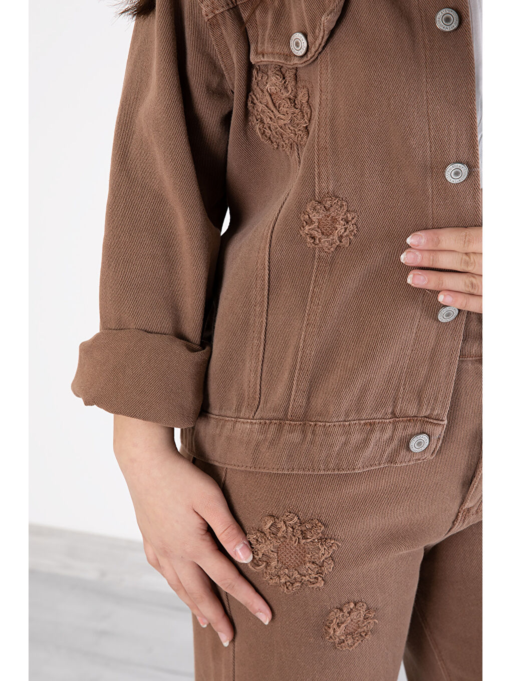 Kahverengi Nakış Detaylı Jean Pantolonlu ve Ceketli Kız Çocuk Takım 20364-4