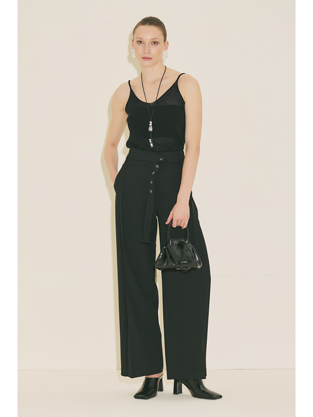 Geniş Pile Detaylı Kemerli Pantolon Siyah-4