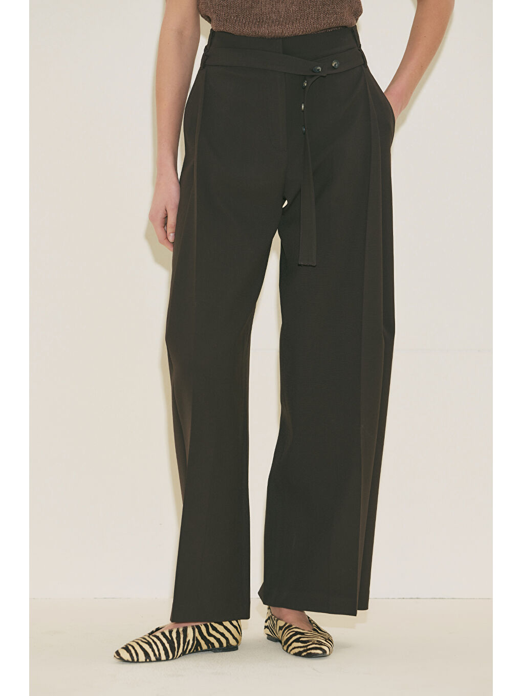 Geniş Pile Detaylı Kemerli Pantolon Kahverengi-1