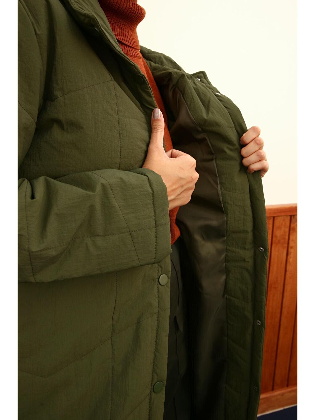Haki Kapüşonlu Çıtçıtlı Uzun Kapitone Mont-4