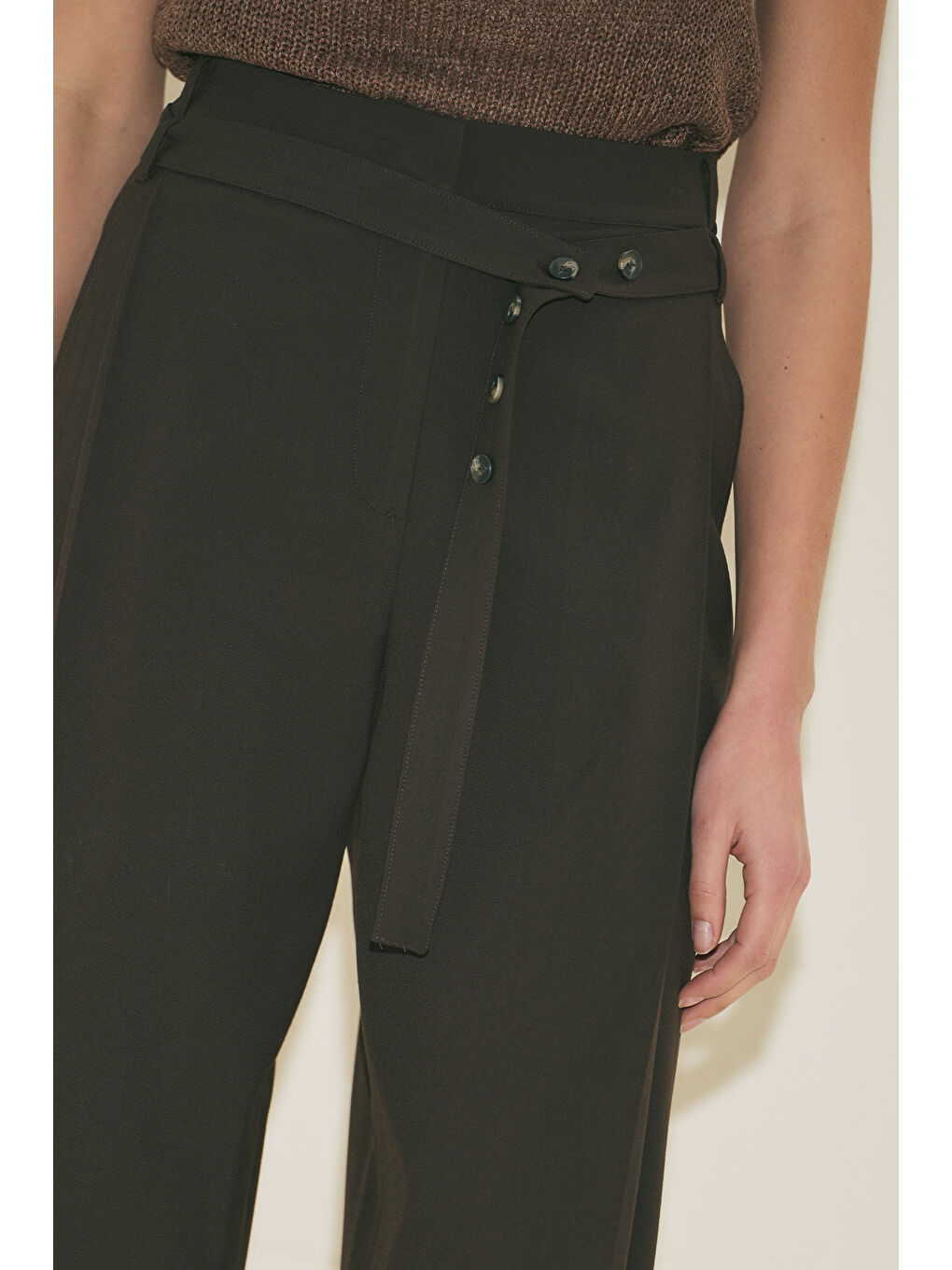 Geniş Pile Detaylı Kemerli Pantolon Kahverengi-6