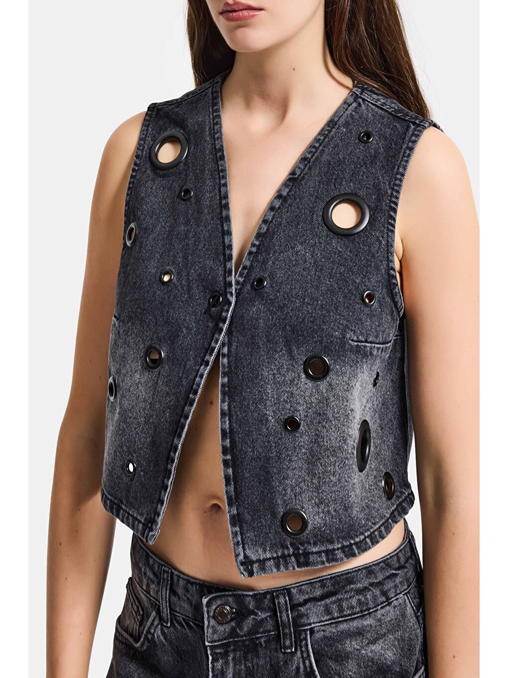 Gri Kadın Koyu Füme 2s6-1 Crop Fit Kuş Gözlü Tasarım Denim Yelek-1
