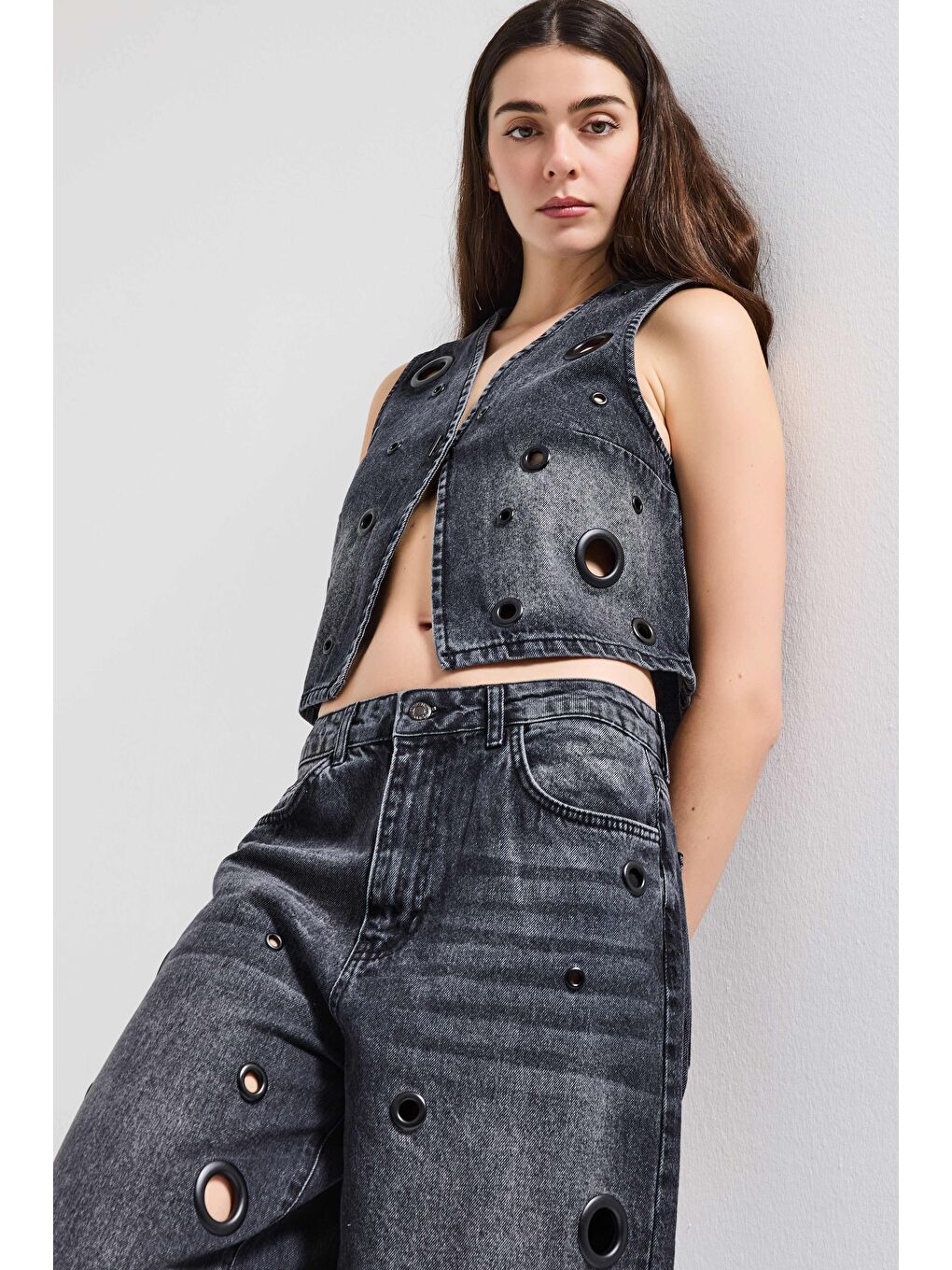 Gri Kadın Koyu Füme 2s6-1 Crop Fit Kuş Gözlü Tasarım Denim Yelek-6