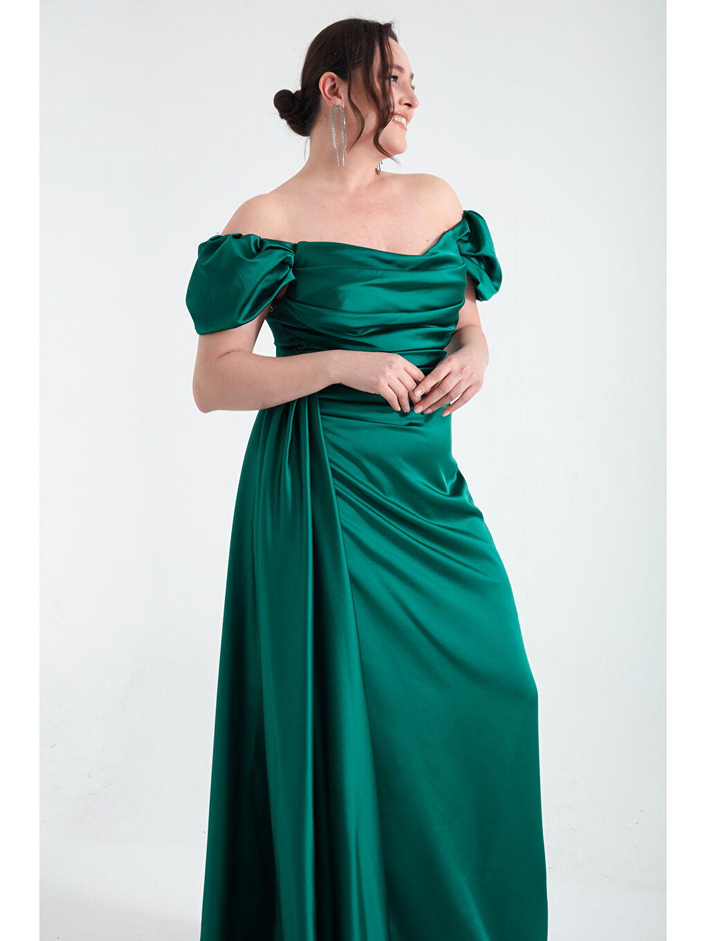Kadın Zümrüt Yeşili Kayık Yaka Kuyruklu Uzun Saten Abiye & Mezuniyet Elbisesi-1